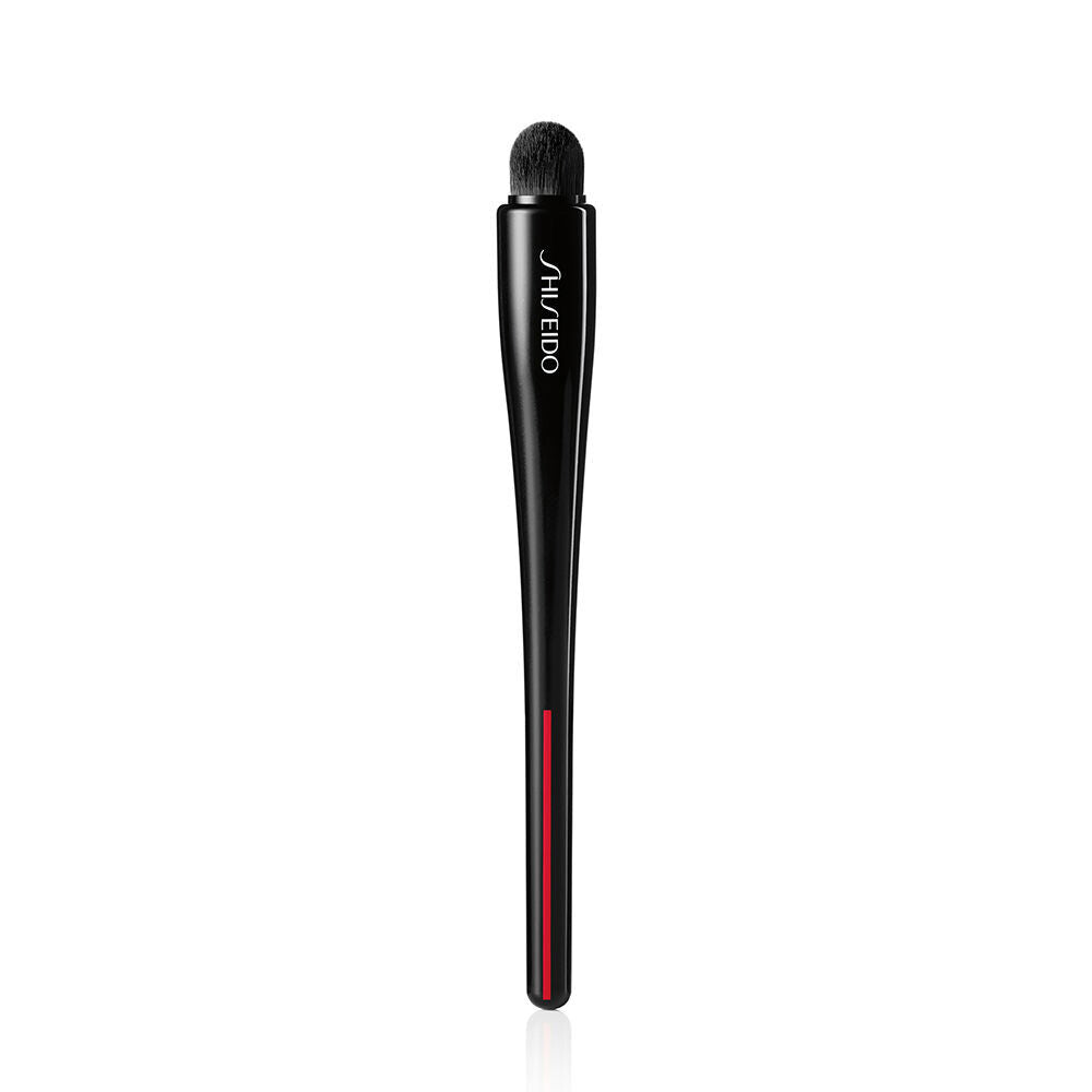 Shiseido Tsutsu Fude Concealer Brush – precision brush with tapered tip and ergonomic handle on white background